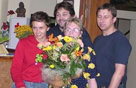 Babcia Halinka zasypana została kwiatami - tutaj ze Szczotą, Amelką i Barmanem